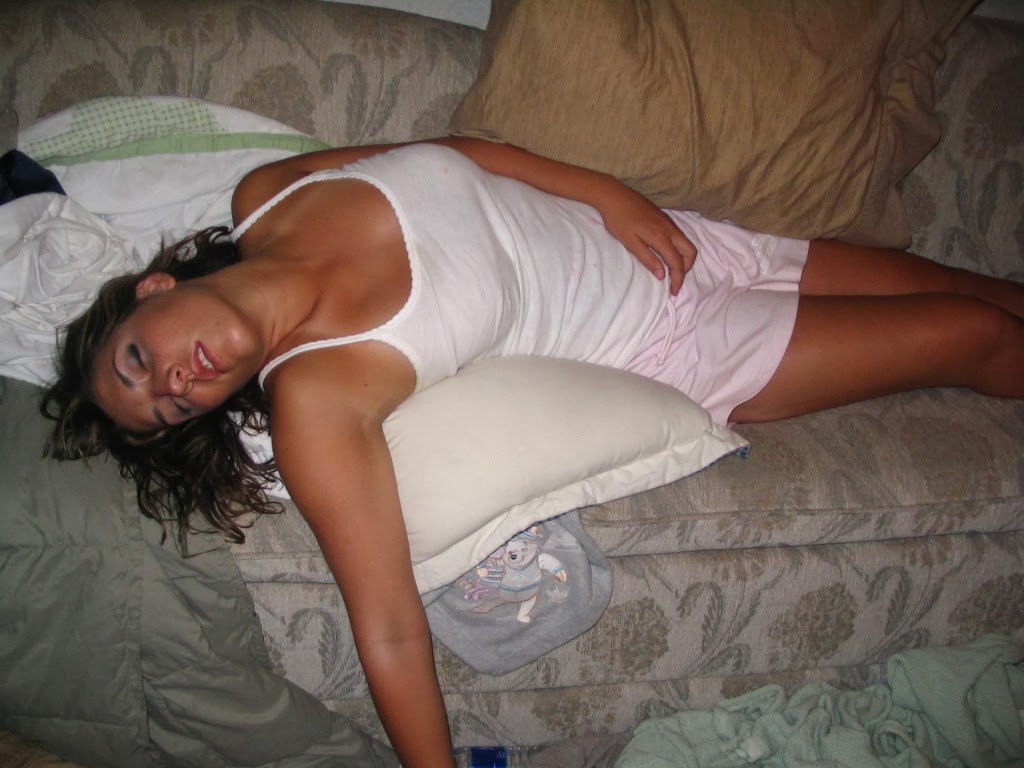 Спящая пьяная жена в белых стрингах фото