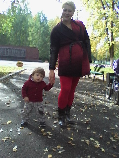 Наталья гуляет с маленьким Люцифером.