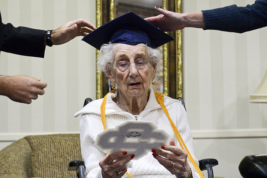 97-letnyaya-starushka-poluchila-diplom-ob-obrazovanii-5