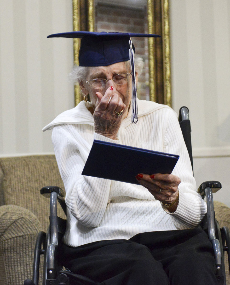 97-letnyaya-starushka-poluchila-diplom-ob-obrazovanii-7