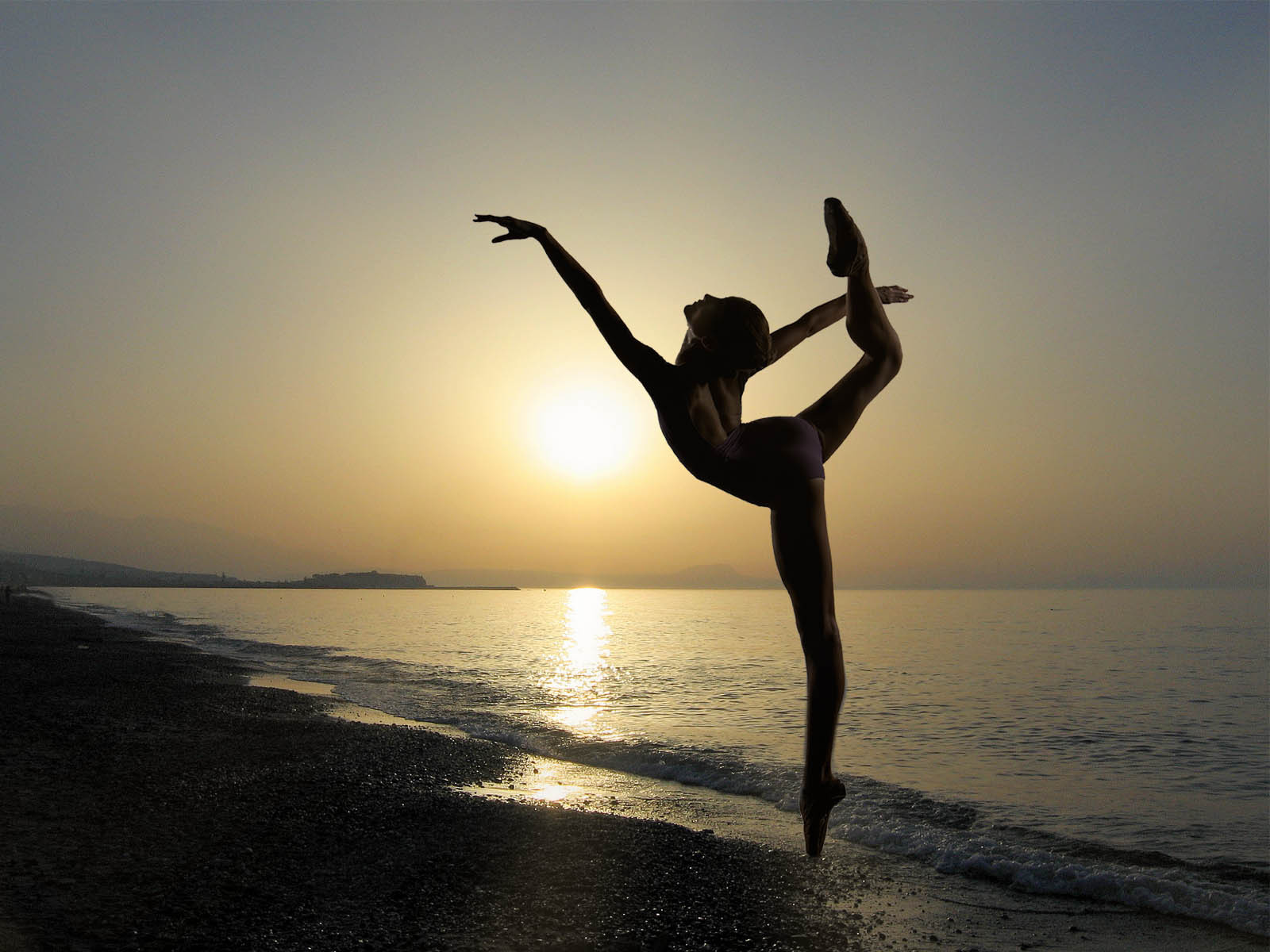 _Ballerinas_dance_on_the_beach_080292_