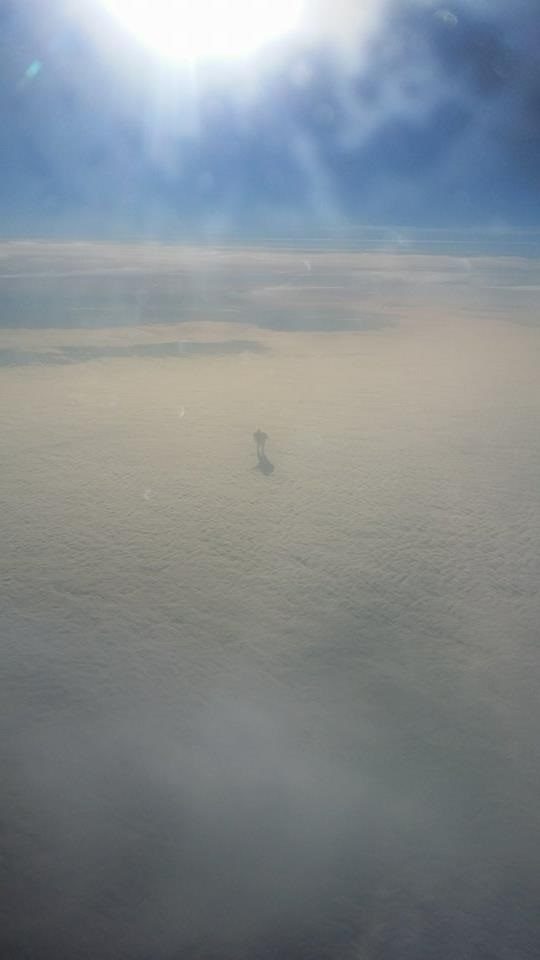 Пассажир-самолета-сфотографировал-«человека»-гуляющего-по-облакам-1