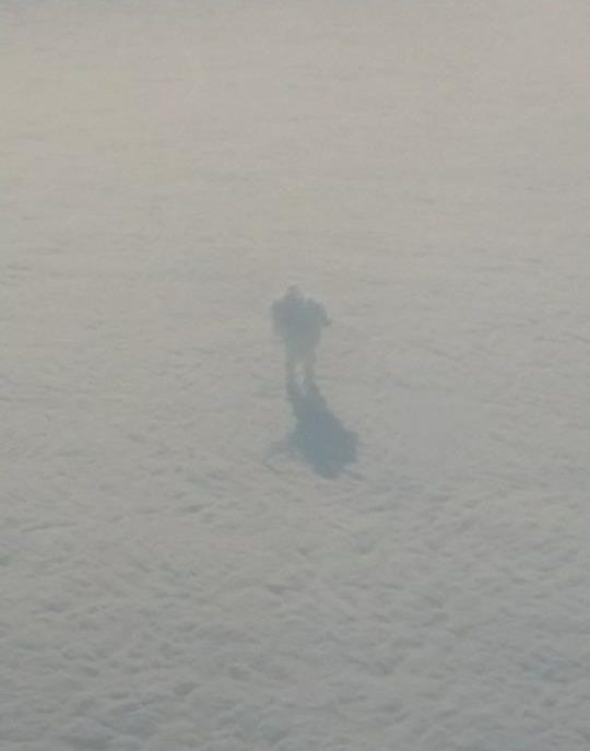 Пассажир-самолета-сфотографировал-«человека»-гуляющего-по-облакам-2