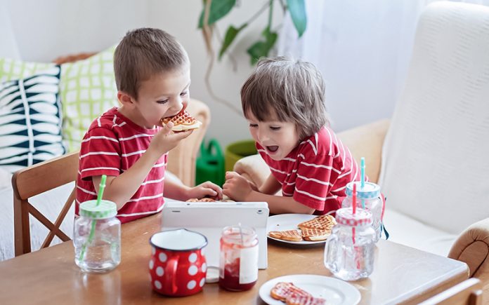 tablet-deve-ficar-fora-da-mesa-das-refeicoes-para-evitar-obesidade