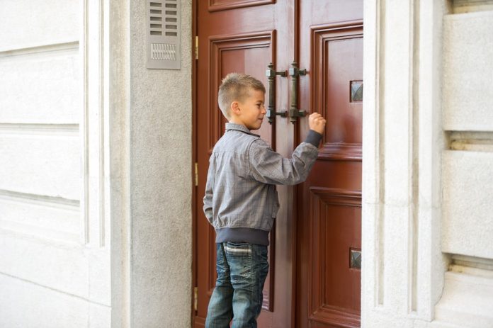 2017-01-17-12-11-12-bigstockLittleboyknockingthedoor61829444