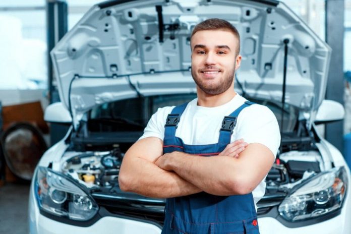 automechaniker-IAKOBCHUK-VIACHESLAV-shutterstock_256945759