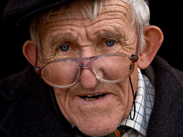 Дед в очках делает куни фото