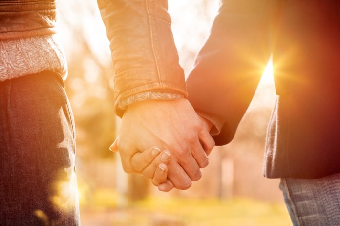 48-idées-romantiques-tenir-la-main-amoureux-couple