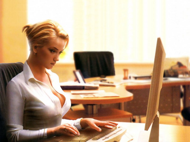 Порно онлайн - Милфа-секретарша помогла своему боссу заключить важный контракт