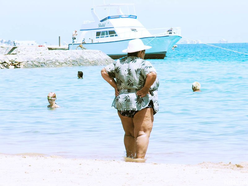 Пожилые бабушки без трусов загорают на пляже