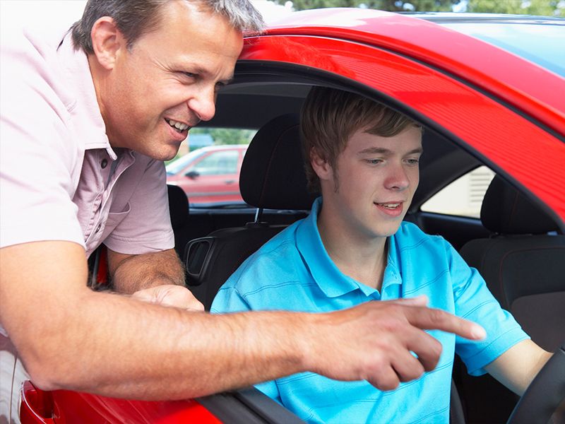 Подросток взял своего отца в свою первую поездку на машине, но то, что папа сказал – это нечто!