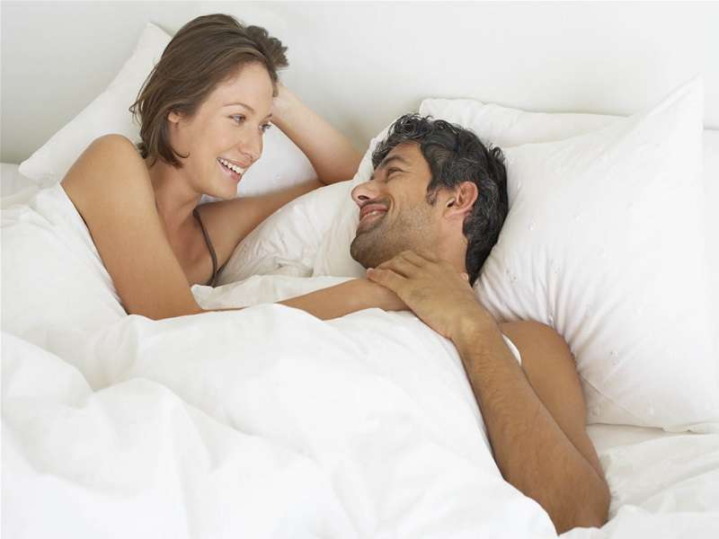Сексуальная жена в постели с мужем