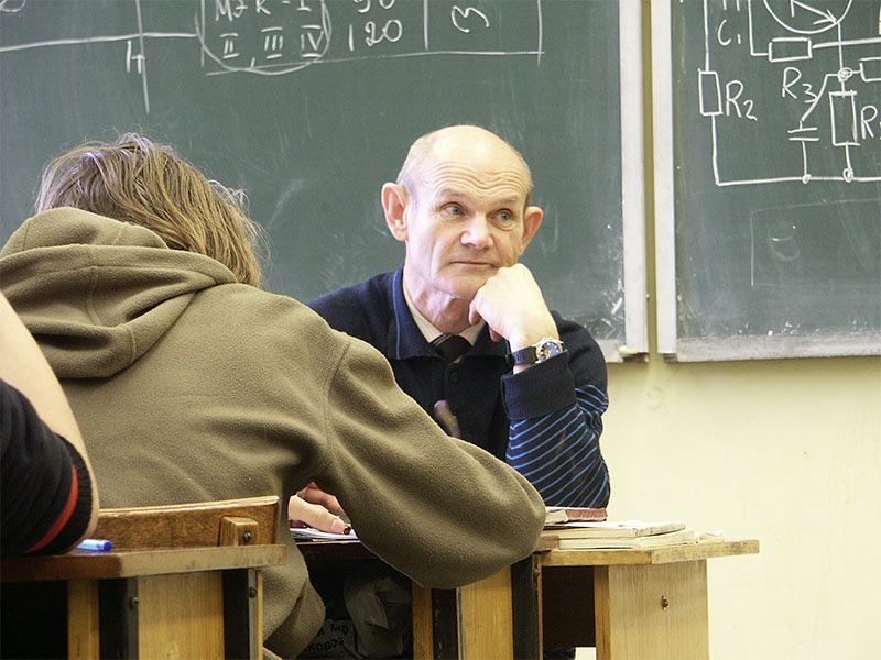 Русская студентка отдалась пожилому профессору