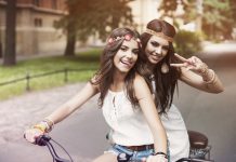 Девушки облизывают друг друга Девушки облизывают друг друга