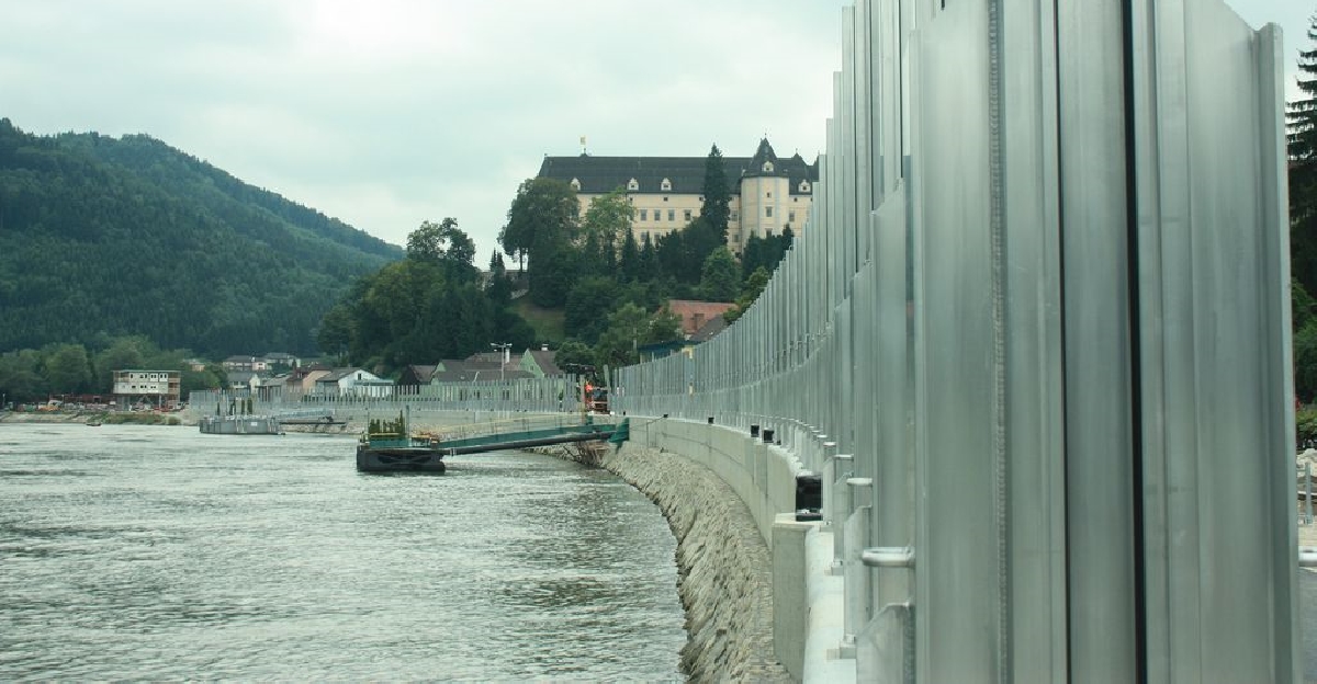 В Австрии началось страшное наводнение . Но вот как его здесь остановили
