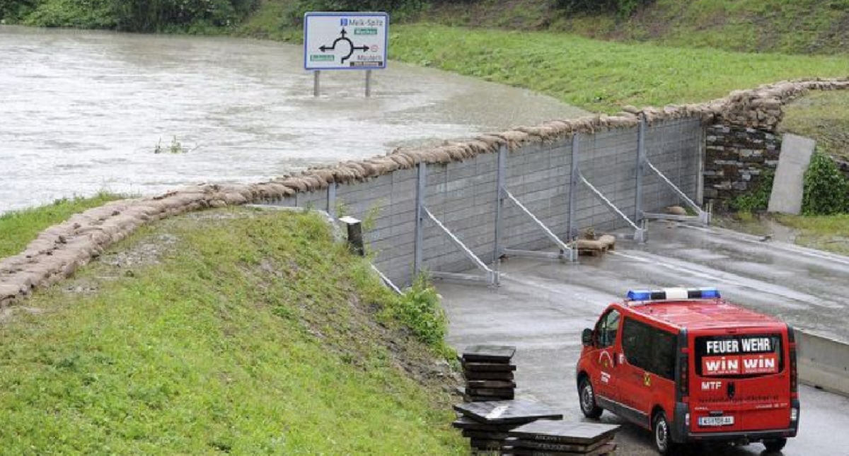 В Австрии началось страшное наводнение . Но вот как его здесь остановили
