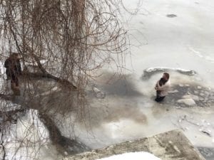 Мужчина прыгнул в ледяную воду, чтобы спасти утопающего пса