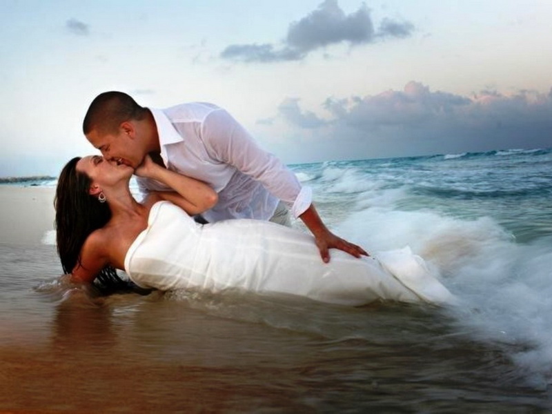 Муж и жена нежное видео. Влюбленные на берегу моря. Море любви. Морская любовь. Двое у моря.