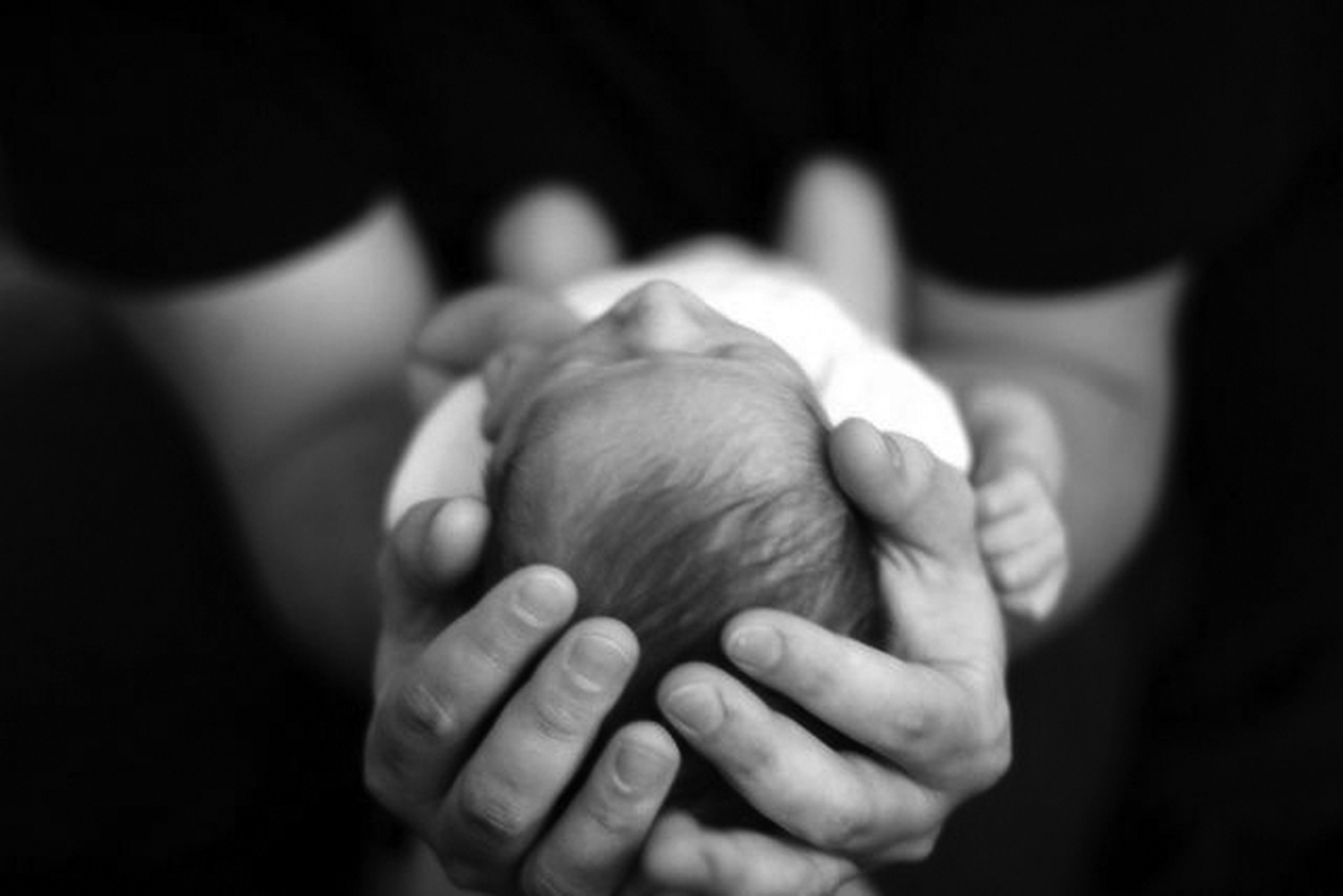 Младенец в мужских руках
