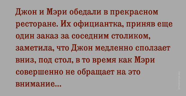 Муж дома пытается полку повесить