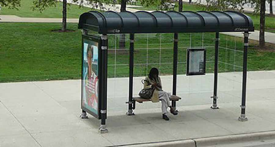 Остановка стучать. Необычные автобусные остановки. Остановки общественного транспорта в США. Автобусная остановка в Америке. Американские автобусные остановки.