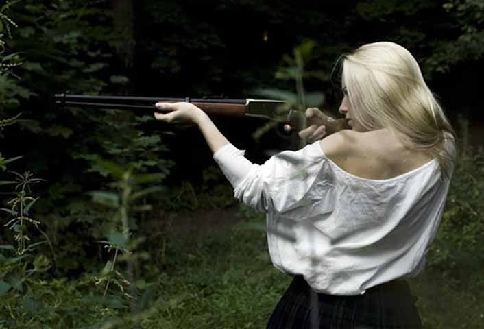 Песня стреляющую глаза. Блондинка с винтовкой. Девушка блондинка с ножом.
