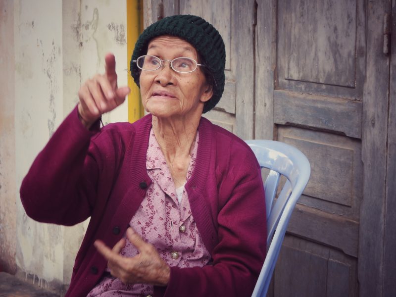 Бабушка азиат. Бабушка. Бабушки в Азии. Бабуля 84 лет. Бабушка в кофте.