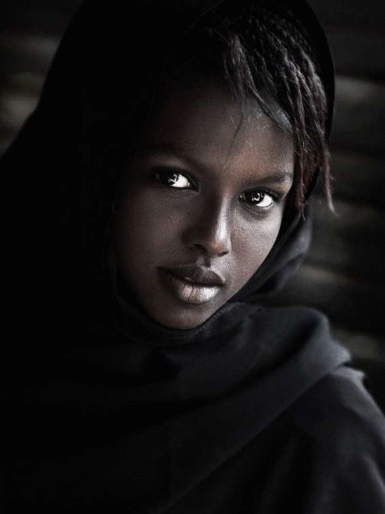 Негритянку до слез. Красивые африканки. Красивые черные женщины. Женщина в черном. Самые красивые африканки.