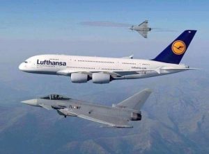 Airbus А380 пролетает со скоростью 800 км/ч на высоте 36 000 футов, когда внезапно появляется F-16