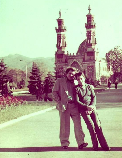 Владимир Гольдман и Владимир Высоцкий у мечети в городе Орджоникидзе. Фото Евгения Андреевича Моисеенко 10 октября 1978 года