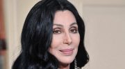 Впервые за долгое время, 74-летняя Шер вышла в свет в мини и ажурных колготках