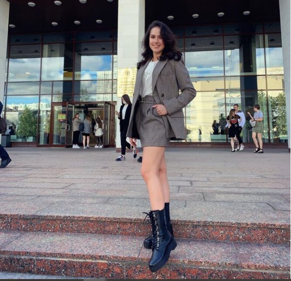 «Самая красивая студентка!»: Алина Загитова в мини-юбке восхитила поклонников