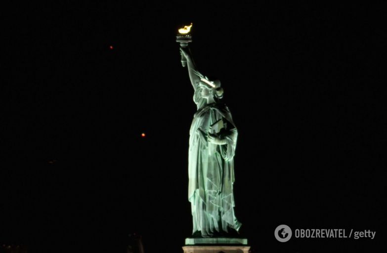 "Вифлеемская звезда" на фоне статуи Свободы в Нью-Йорке.