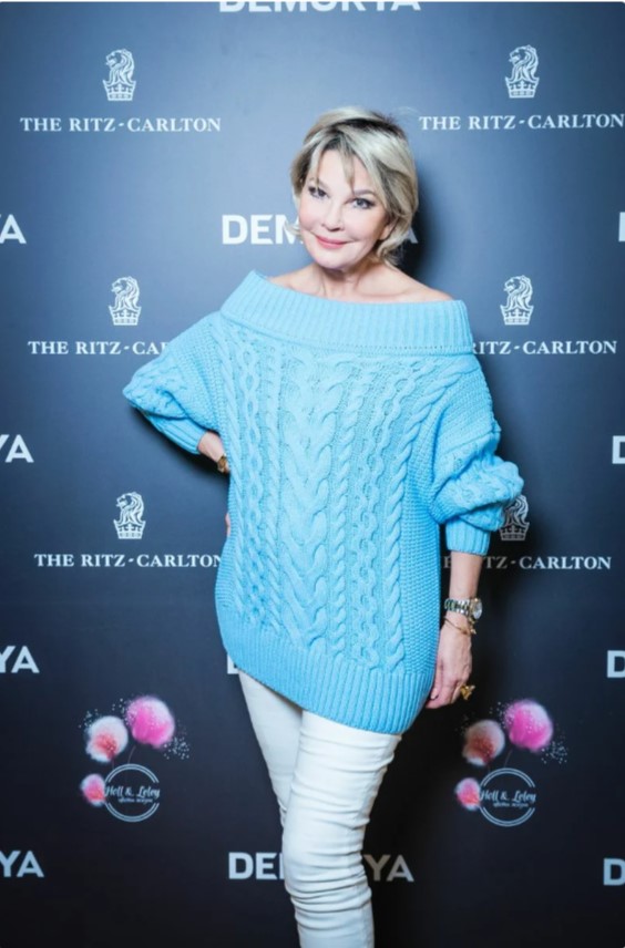 Известная актриса Татьяна Веденеева в голубой кофте с белыми штанами