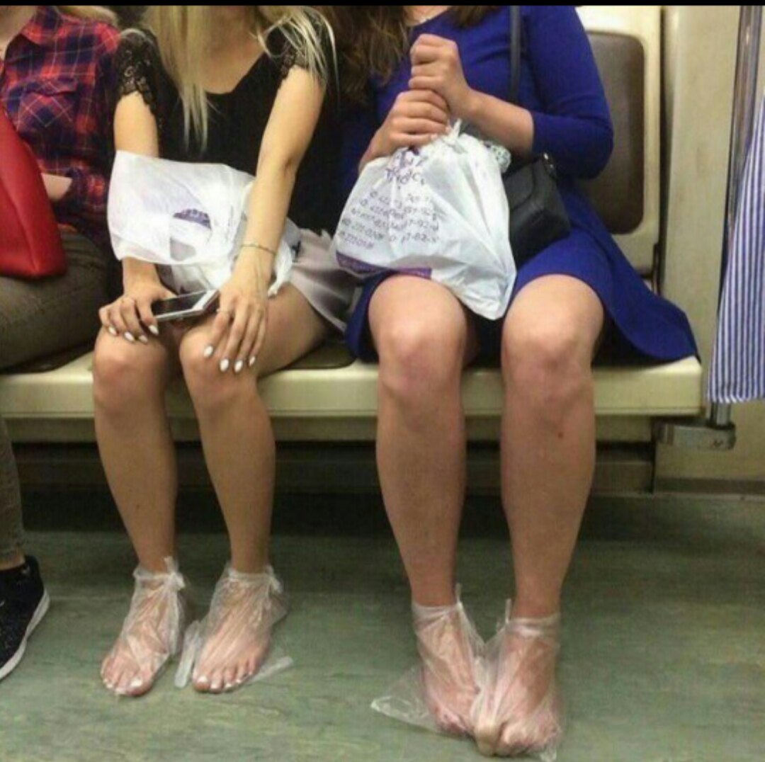 В туфлях с пакетом как на выборы. Ноги в метро. Девушка в сандалях в метро. Девушка в туфлях в метро. Ножки в транспорте.