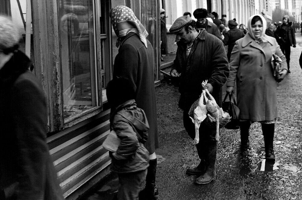 "Газетный киоск на улице Металлургов", начало 1980-х