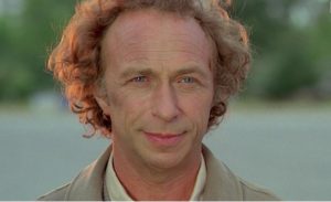 Папарацци сфотографировали 87-летнего Пьера Ришара на костылях. Старенький дедушка