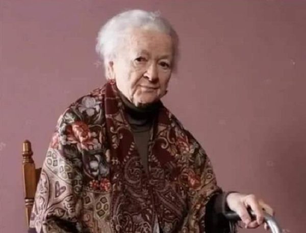 Старые бабушки 80 лет. Бабушка 80 лет. Фото бабушки 80 лет. Духи для бабушки. Бабуля духи.