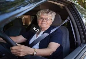 Молодой человек помог пожилой даме поменять колесо, то он понятия не имел, что произойдет потом.