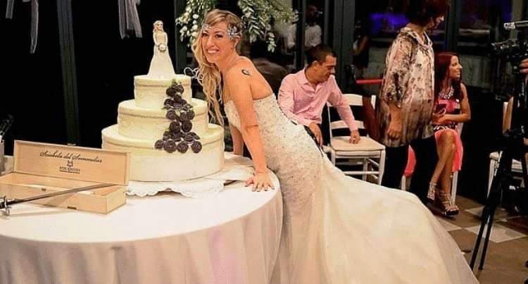 Итальянка в свои 40 лет не смогла найти пару, поэтому вышла замуж за саму себя и устроила себе медовый месяц!