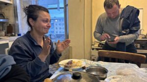 «Маме нужнее моя премия?» — Мария положила вилку на край тарелки и переплела пальцы