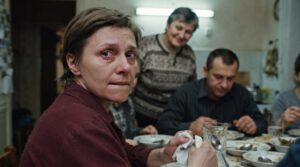 «Освобождай квартиру. Моя дочь вот-вот туда переберётся» — громко и уверенно заявила свекровь при всей собравшейся родне